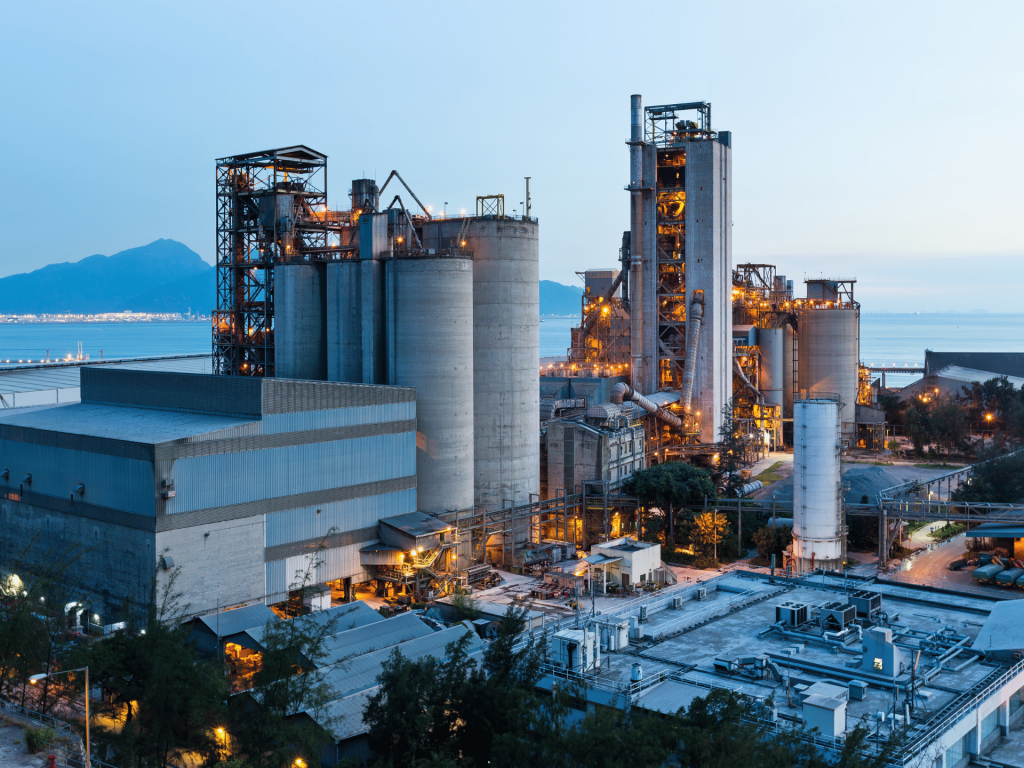 Industrieanlage bei Sonnenuntergang, symbolisiert branchenspezifische IT-Lösungen.